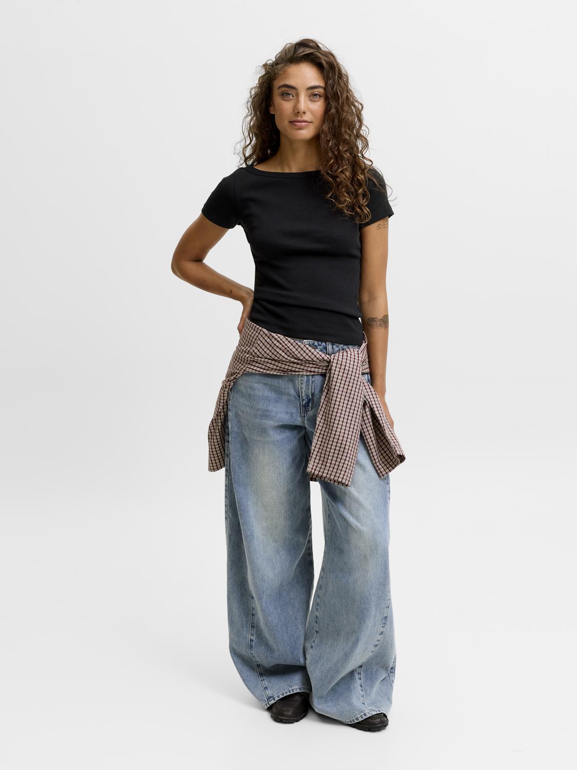 model_shot-front_full
